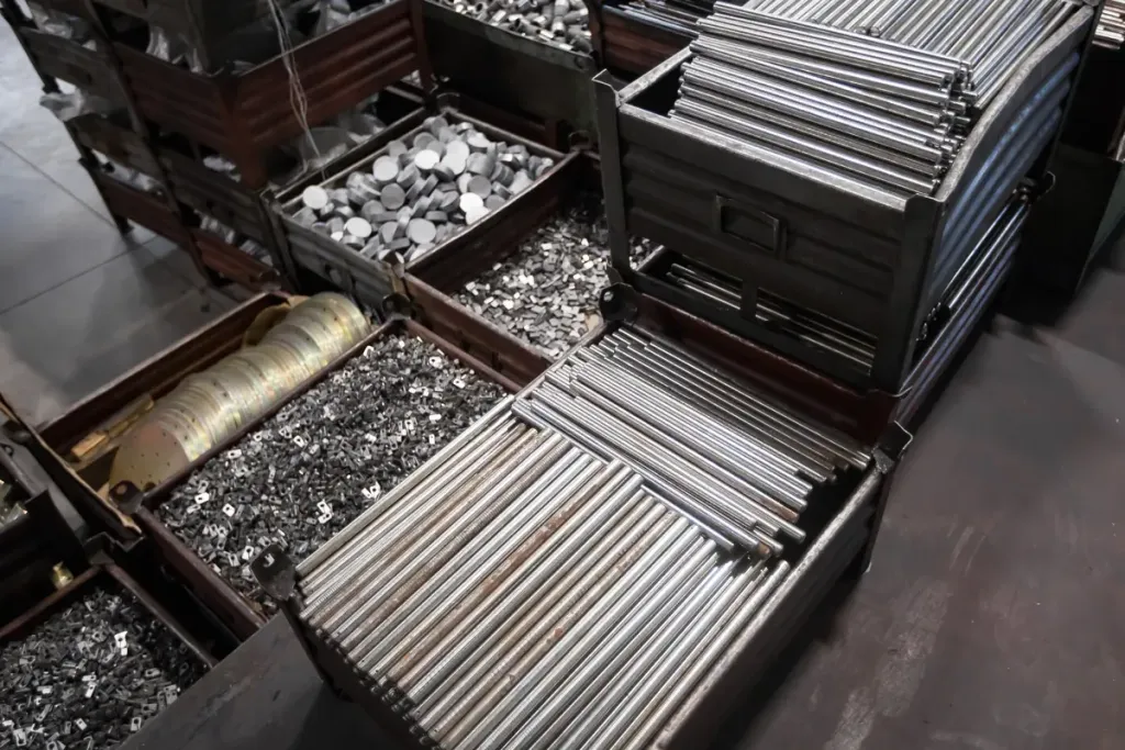 boîtes contenant des morceaux de métal